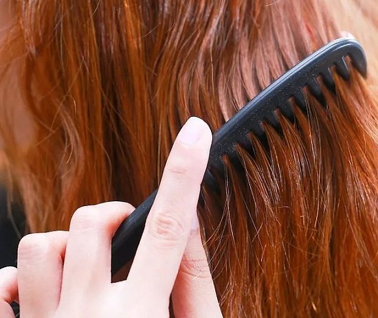 Расчесываем волосы парика правильно: инструкция